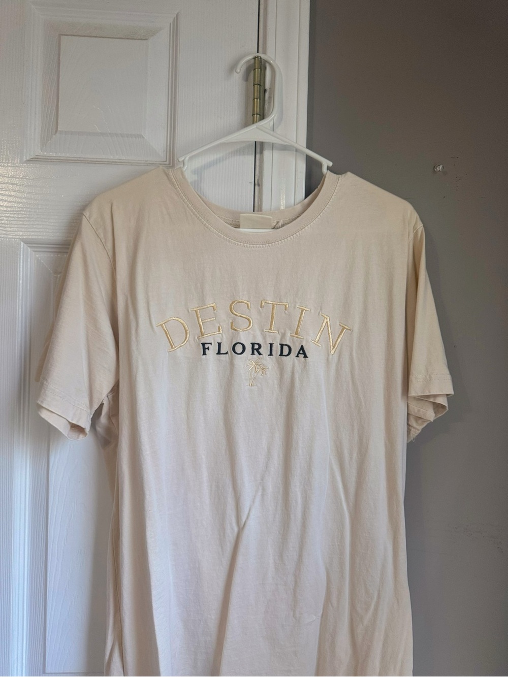 cream Destin Florida t-shirt, worn once, size M!!